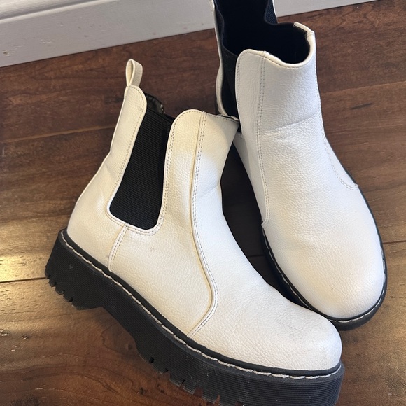 Stylish White Ankle Boots - Picture 1 of 3